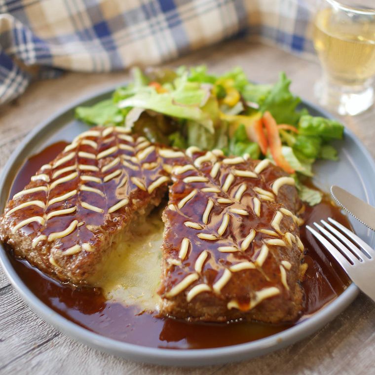 ブルーグレーの丸皿に盛られた、てりマヨチーズインハンバーグ