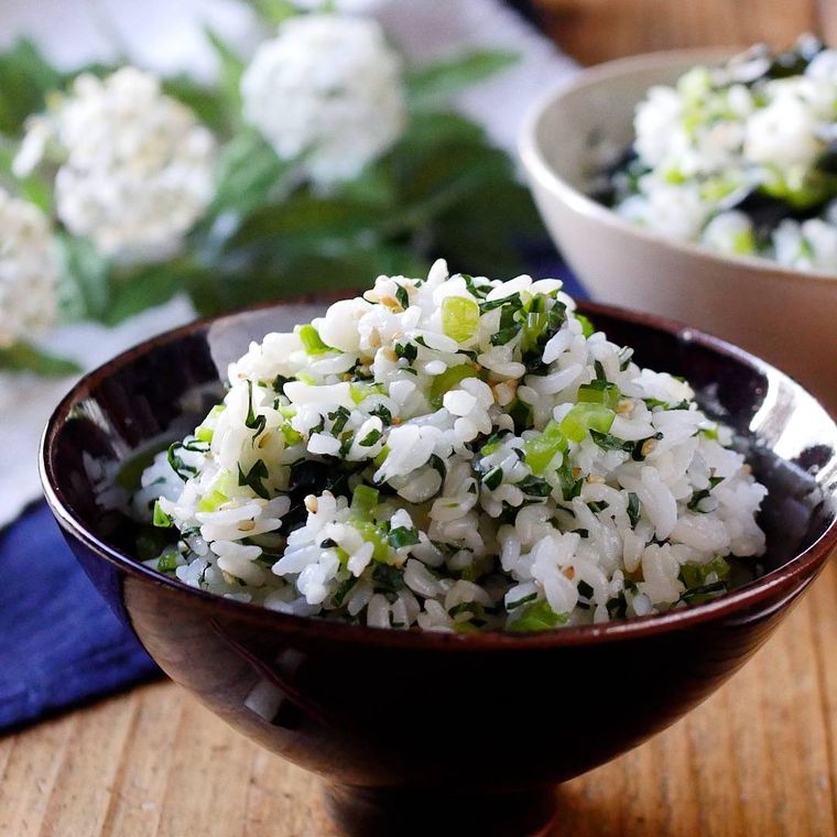 茶色い椀に盛り付けられた小松菜とわかめの混ぜごはん