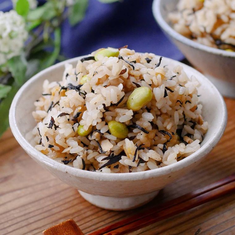 白い椀に盛り付けられたひじきと枝豆の炊き込みご飯