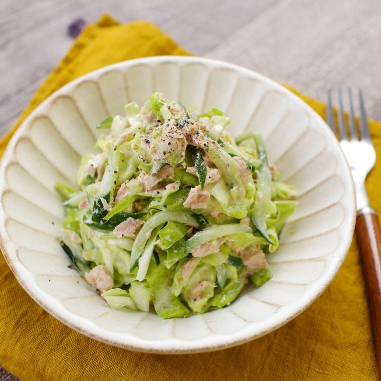 白い皿に盛り付けられたキャベツのツナサラダ