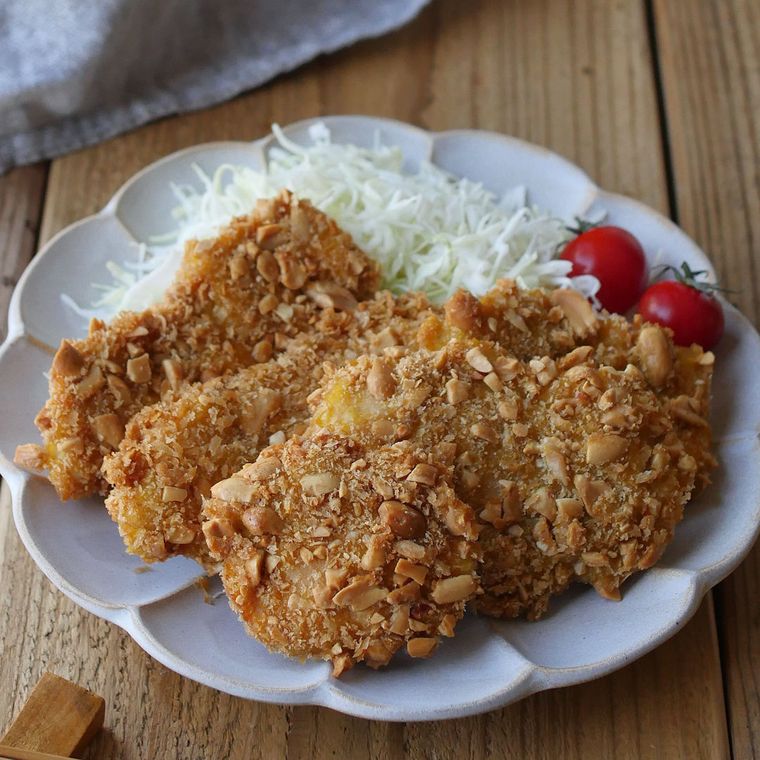 白い器にのる鶏むね肉の落花生衣揚げ