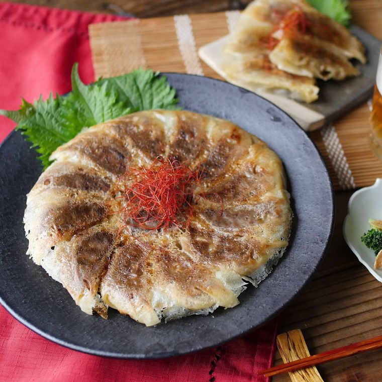 黒い皿に盛りつけられたさんま缶の青しそ餃子