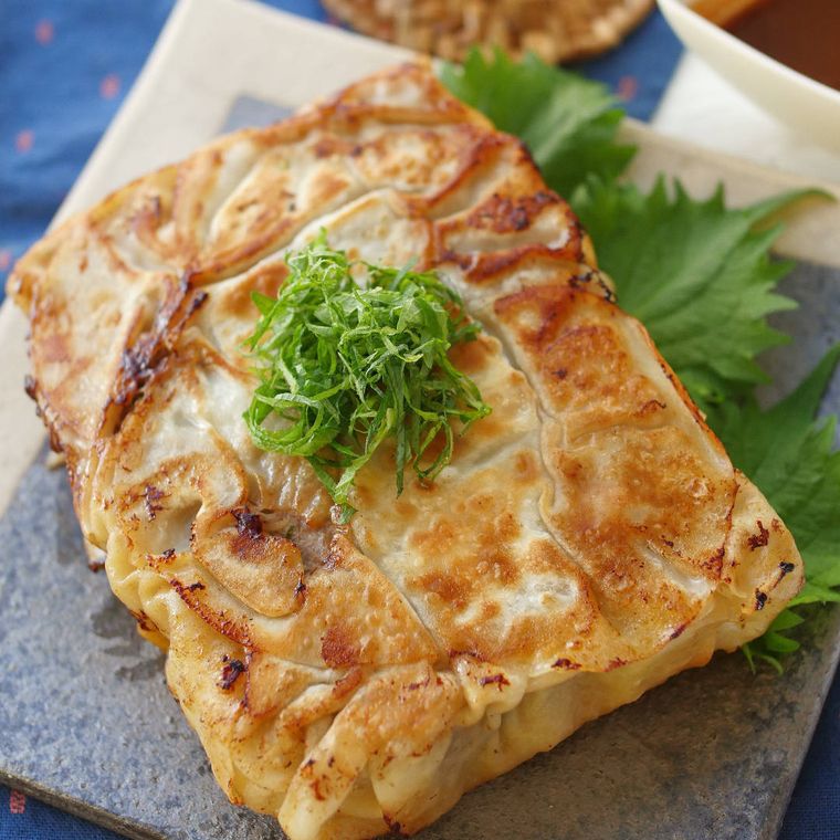 白とグレーの角皿に盛りつけられた青じそ角餃子