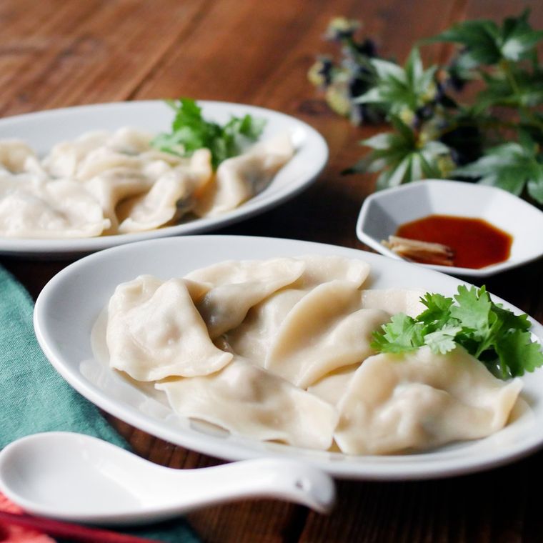 白い楕円の皿に盛りつけられた基本の水餃子