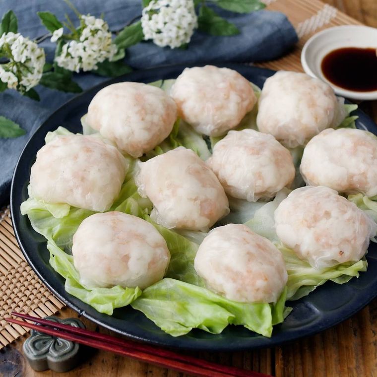 黒い皿に盛りつけられたライスペーパーのえび蒸し餃子