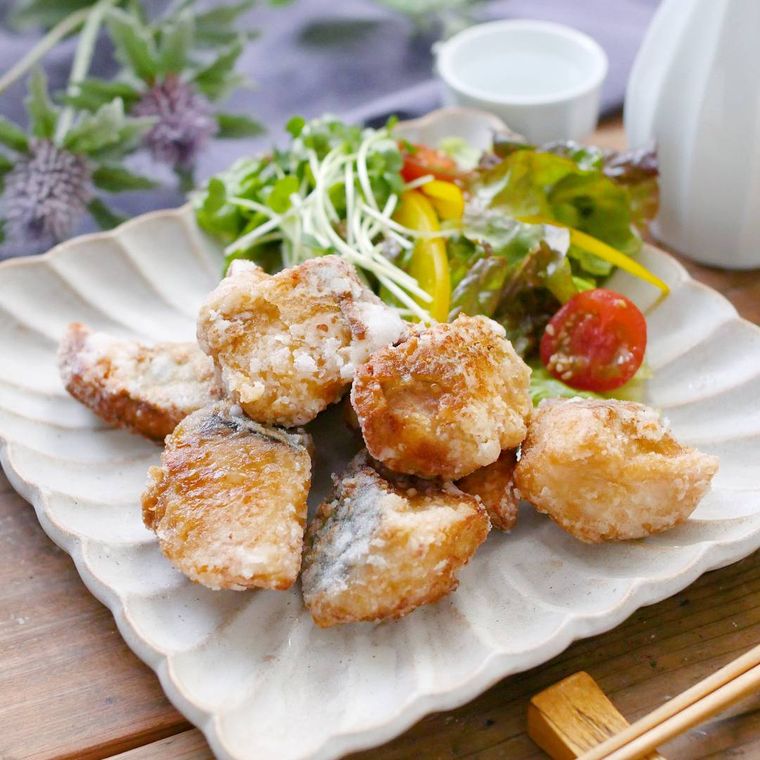 白の四角い皿に盛りつけられたさわらの竜田揚げ