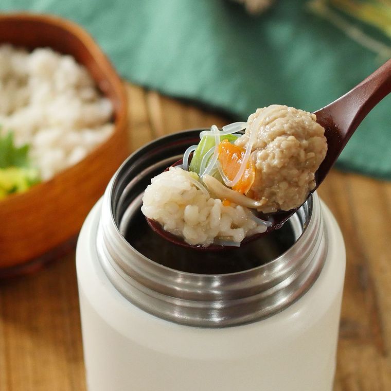 スープジャーに入ったシャキシャキれんこん鶏団子の春雨スープをスプーンですくった様子