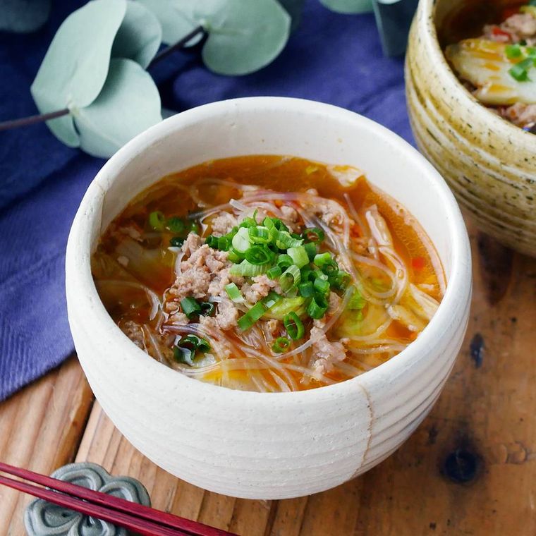 器に盛られた白菜と春雨のピリ辛中華スープ