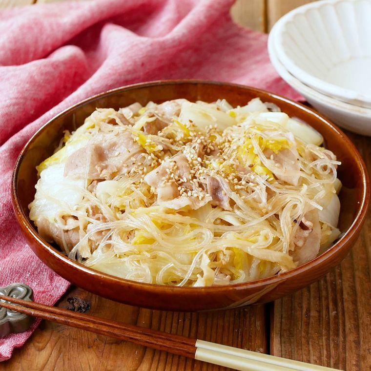 皿に盛られた豚バラ白菜と春雨のフライパン蒸し