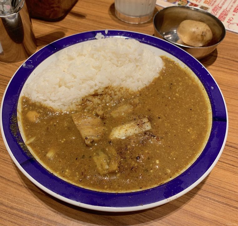 皿に盛りつけられたビーフカリー