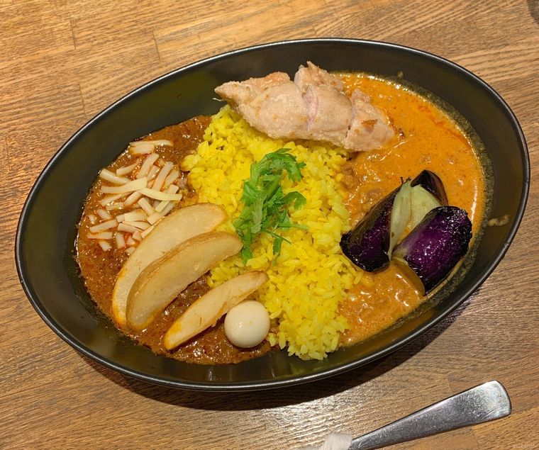 皿に盛りつけられたアキバ盛りカレー1