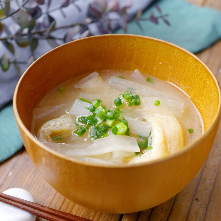 木製のお椀に盛られた大根と油揚げの味噌汁