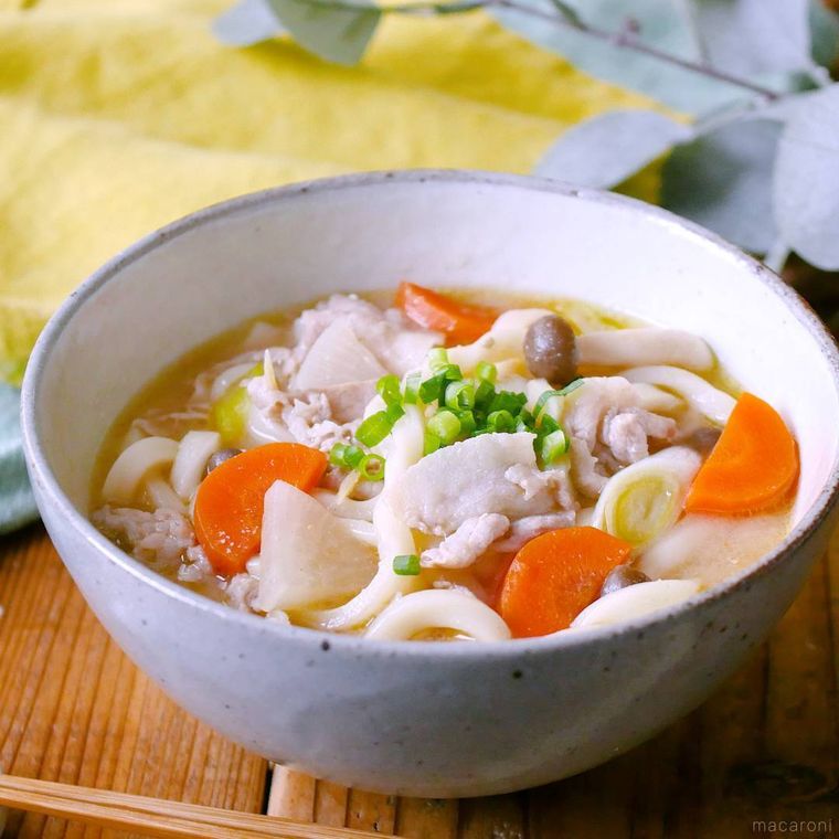 丼に入った豚汁うどん