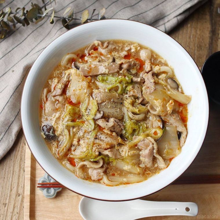 丼に入った豚バラ白菜のあんかけ卵とじうどん