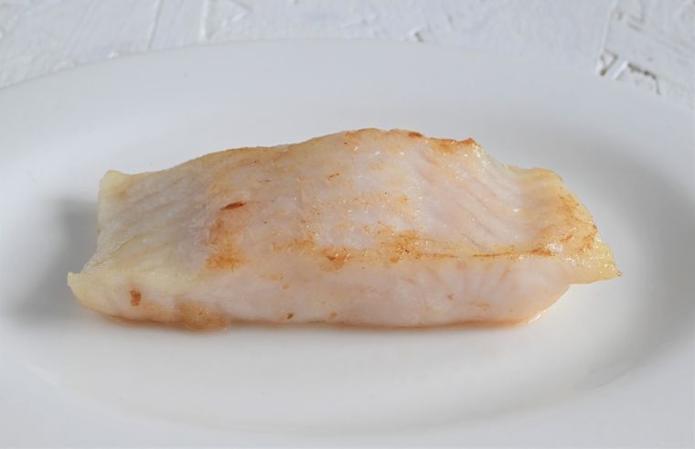 白い皿にのった焼いた白身魚