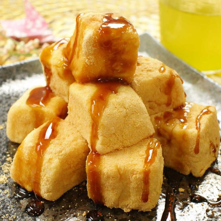 黒い皿に盛り付けられた、豆腐わらび餅