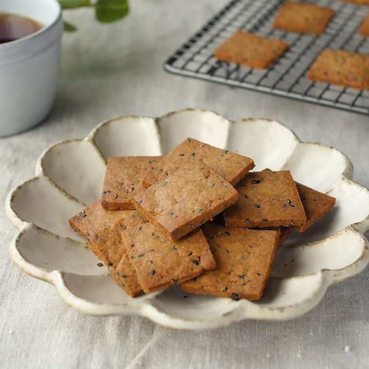 白い皿に盛り付けられた、ごまきなこのクッキー