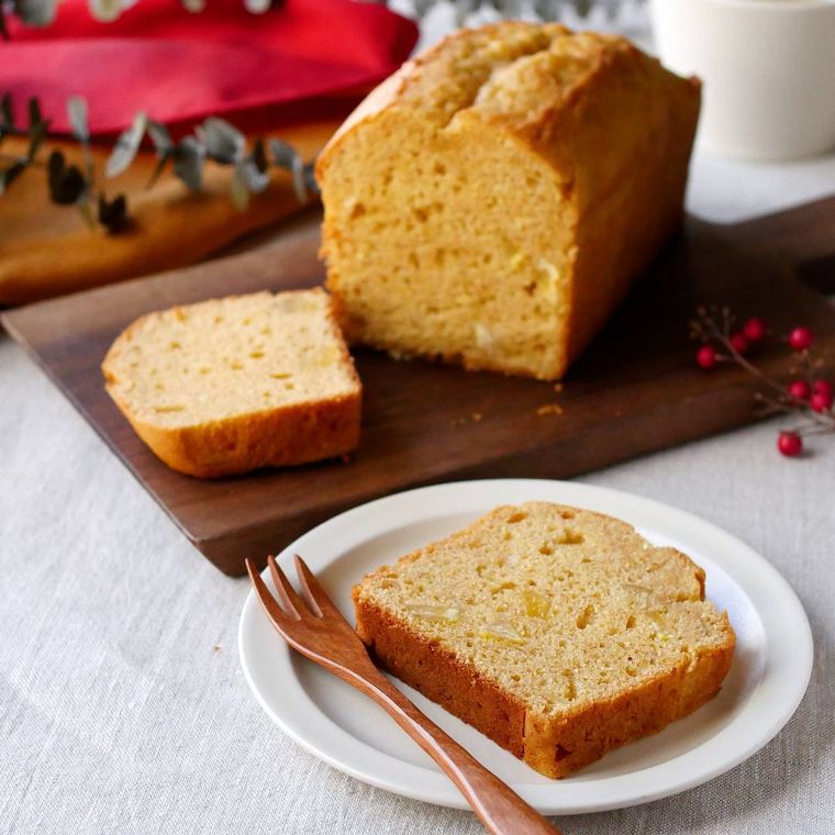 木製カッティングボードと白い皿に盛り付けられた、栗きんとんときなこのパウンドケーキ