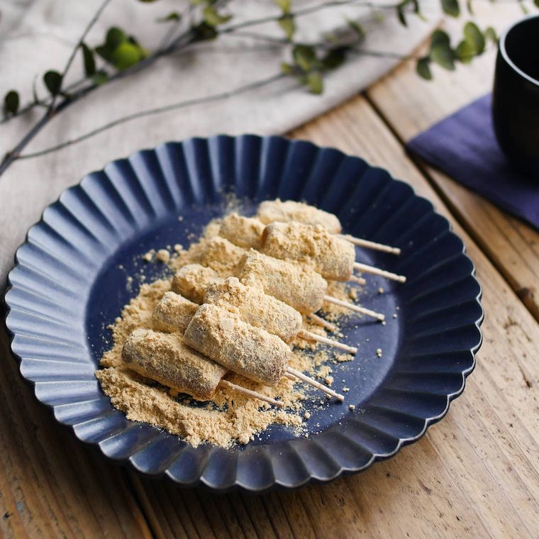 黒い皿に盛り付けられた、はちみつきなこ棒