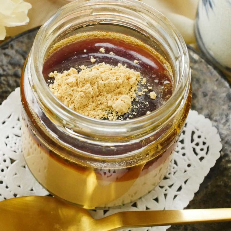 ガラス瓶に入った、きなこのとろとろプリン