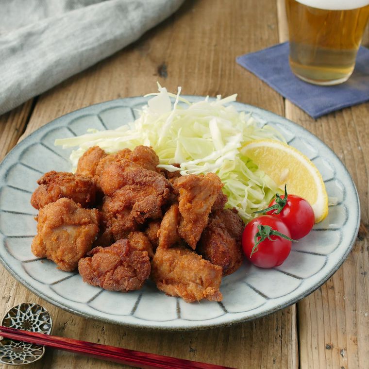 白い皿に盛り付けられた、鶏のサクサク唐揚げ