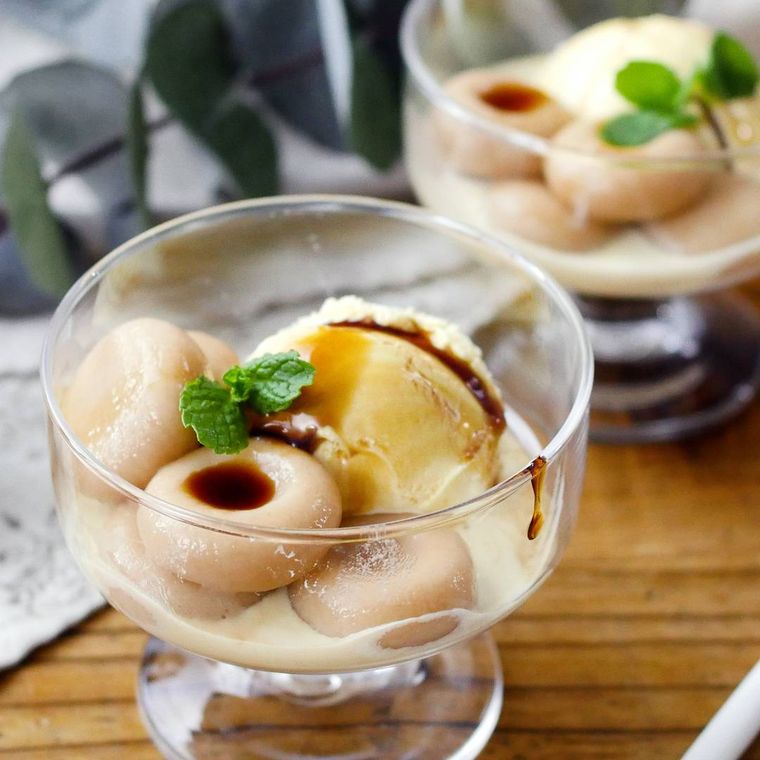 ガラス製の器に盛り付けられた、きなこの白玉団子