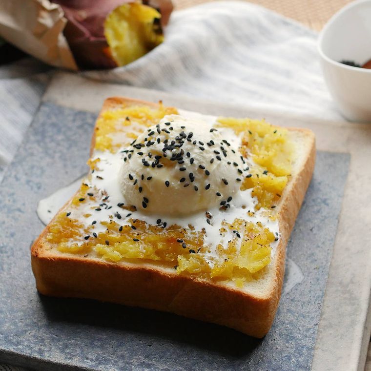 和風の角皿に盛られた焼き芋トースト