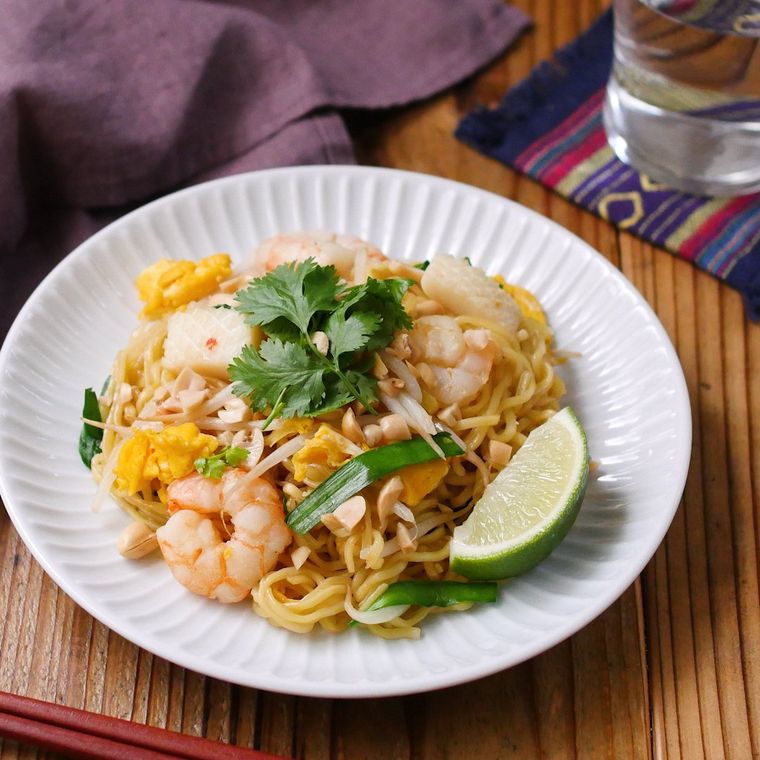 白い皿にお手軽パッタイ風が盛られている様子