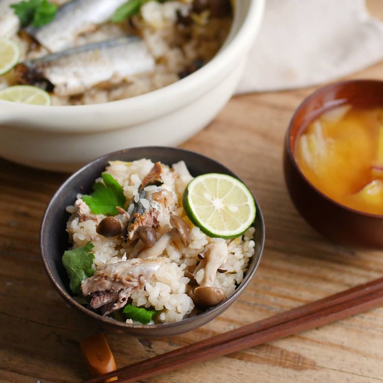 お茶碗に盛りつけられた焼きさんまの炊き込みごはん