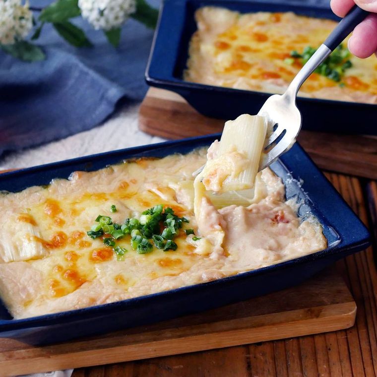 黒い耐熱容器に入っている長ねぎのみそチーズグラタン