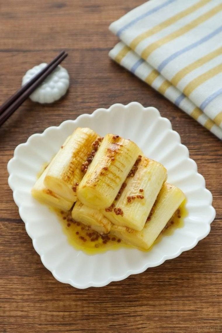 四角の白色の皿に盛られたマスタード味長ねぎのマリネ