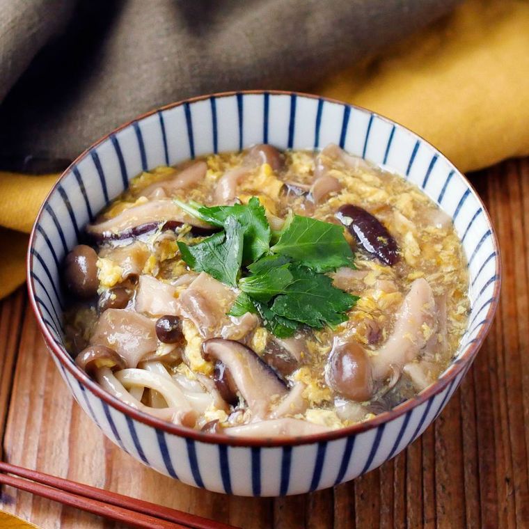 和柄の丼に盛られているたっぷりきのこのあんかけうどん