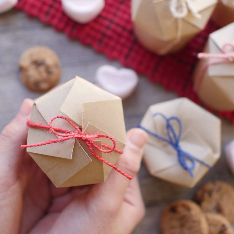 紙コップのラッピングを手に持っている様子