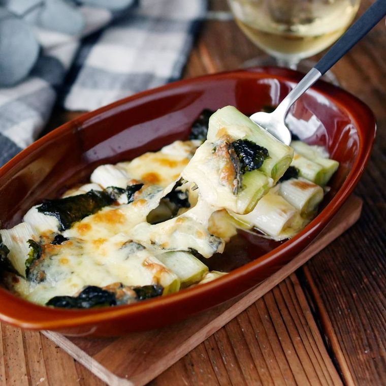 ワイン色のグラタン皿に入っている白ねぎと海苔のチーズ焼き