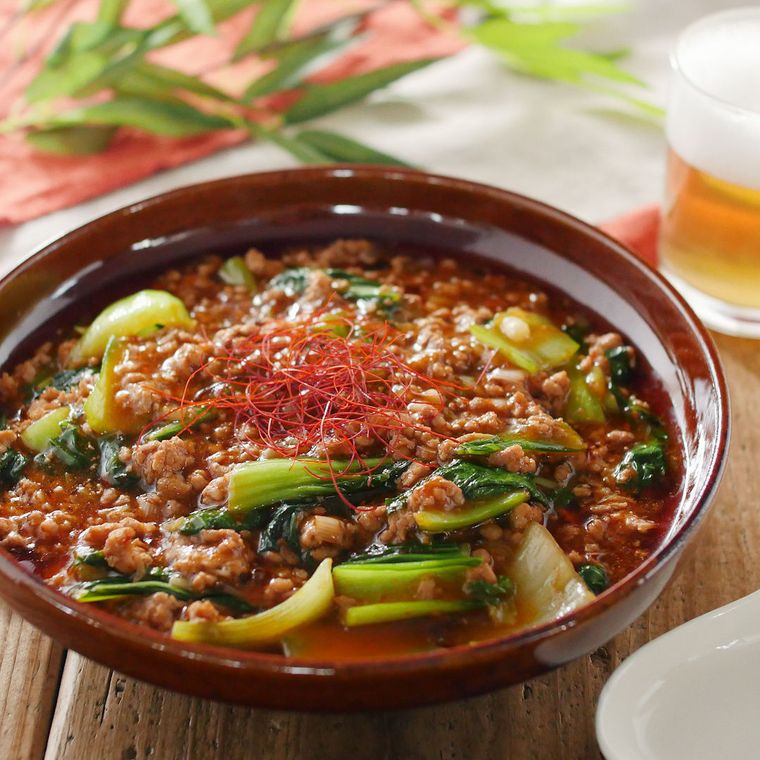 茶色い大きな皿に麻婆チンゲン菜が盛られている様子