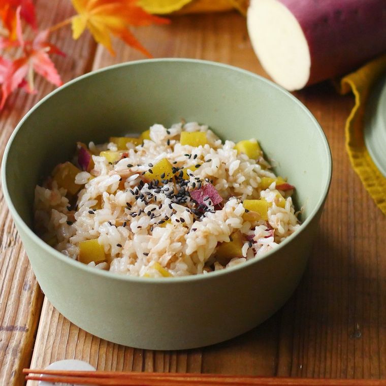 黄緑色の器に盛られたさつまいもの混ぜ込みご飯