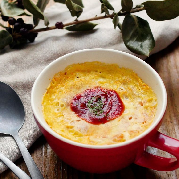 赤いマグカップに入ったマグカップオムライス