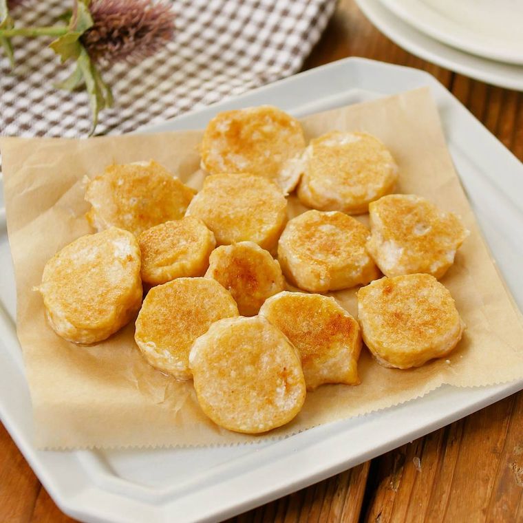 紙を敷いた皿に盛られたバナナのおやき