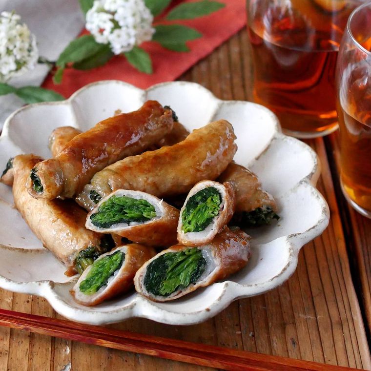 白い皿に盛られた、肉巻きほうれん草のバタポン焼き