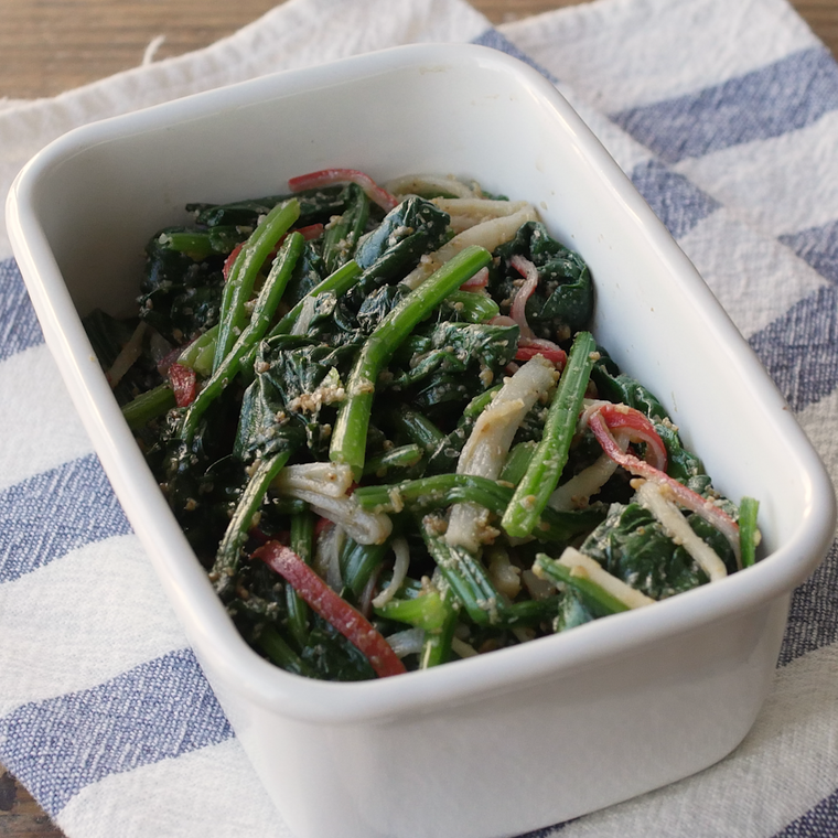 白い容器に入った、ほうれん草とカニかまのごま和え