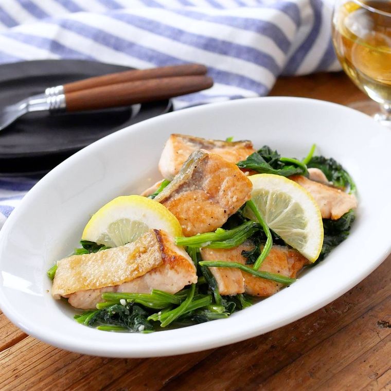 白い皿に盛られた鮭とほうれん草のバターソテー