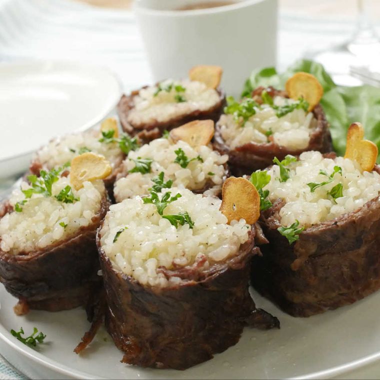 肉汁しみしみ牛肉巻き巻きガーリックライス牛リックライス