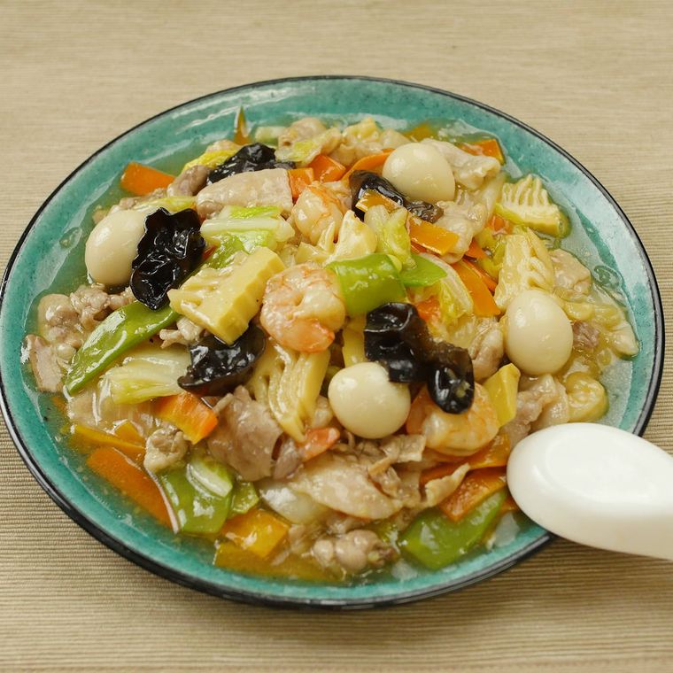 丸皿に盛り付けられた野菜たっぷり八宝菜