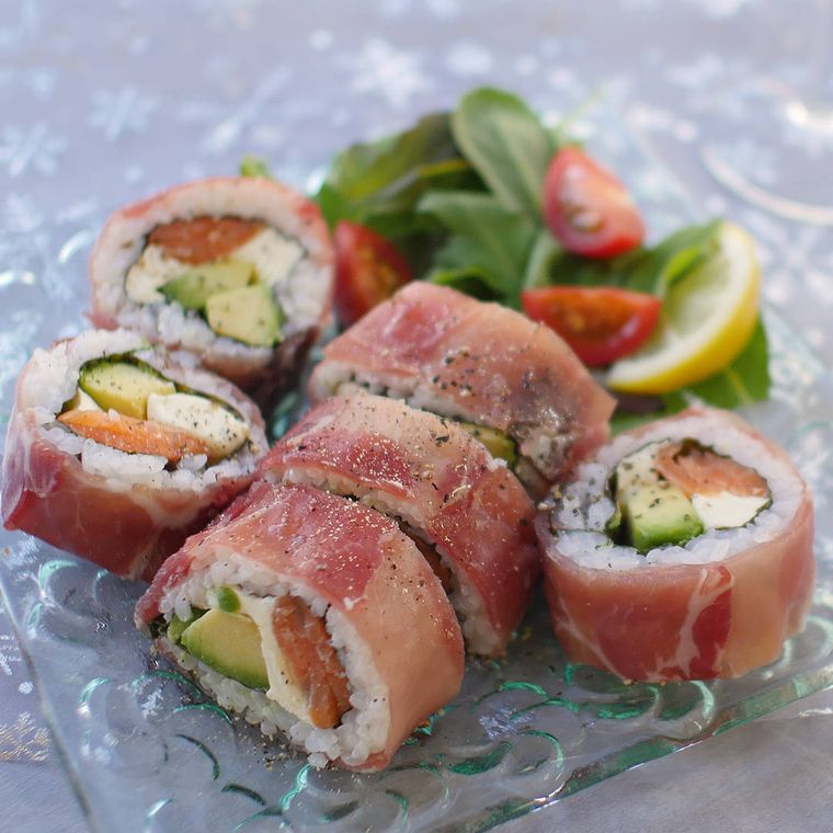 塩気がちょうどいいアボカドサーモンの生ハムロール寿司