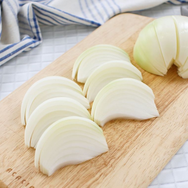 まな板の上にのった玉ねぎ