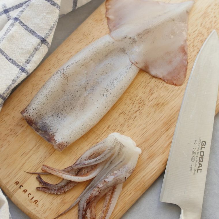 まな板の上にのった魚介類・いか