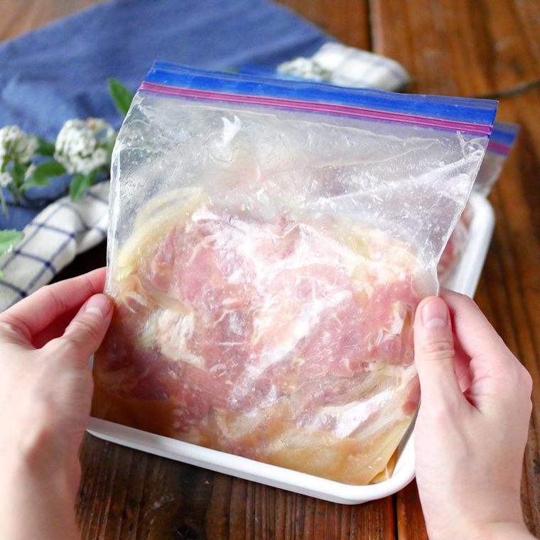 透明の保存袋に入った豚肉