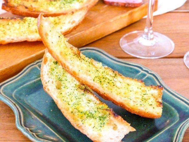 スティック状のガーリックトーストが2つ並ぶお皿