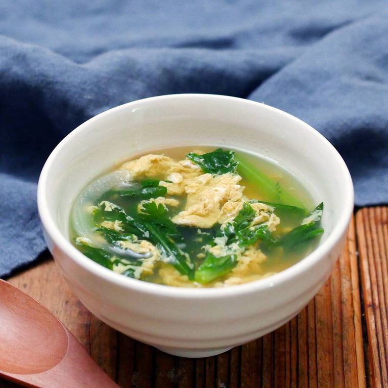 春菊と卵のコンソメスープがカップに入っているところ
