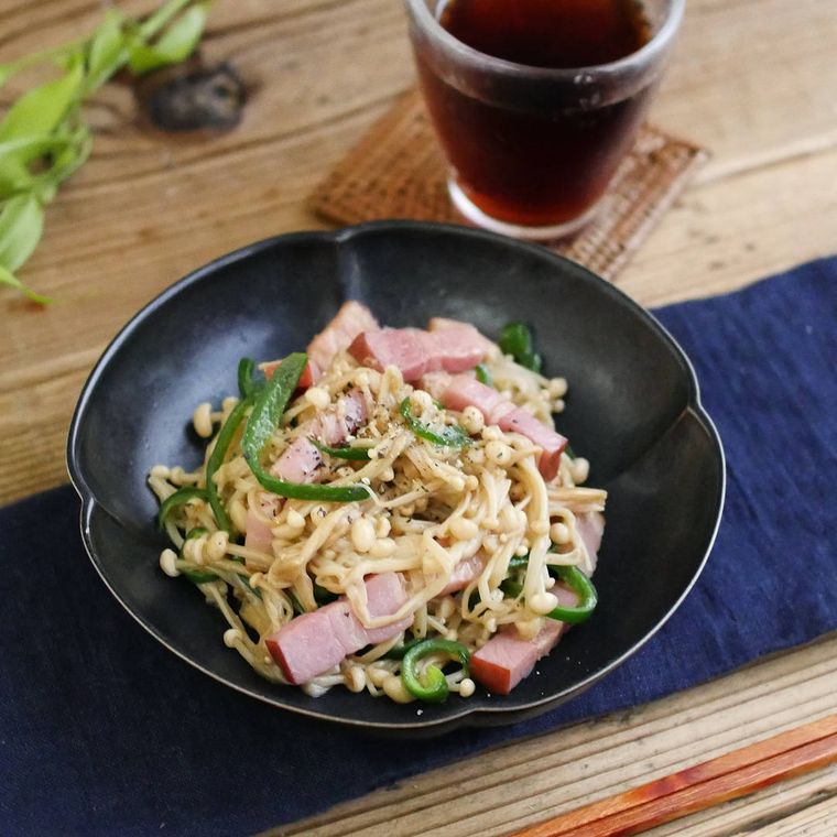 えのきとベーコンのバターしょうゆ炒めが黒い皿に入っているところ